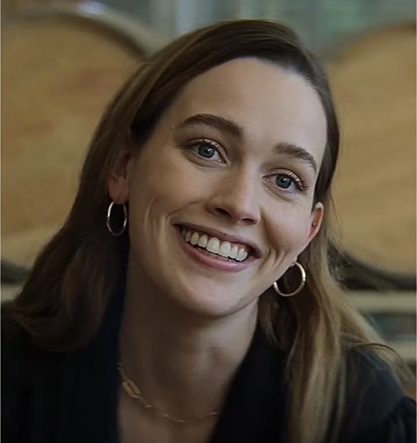 arthurssjournal's tweet photo. only bc it’s victoria pedretti 😗 https://t.co/HVS53zifbO