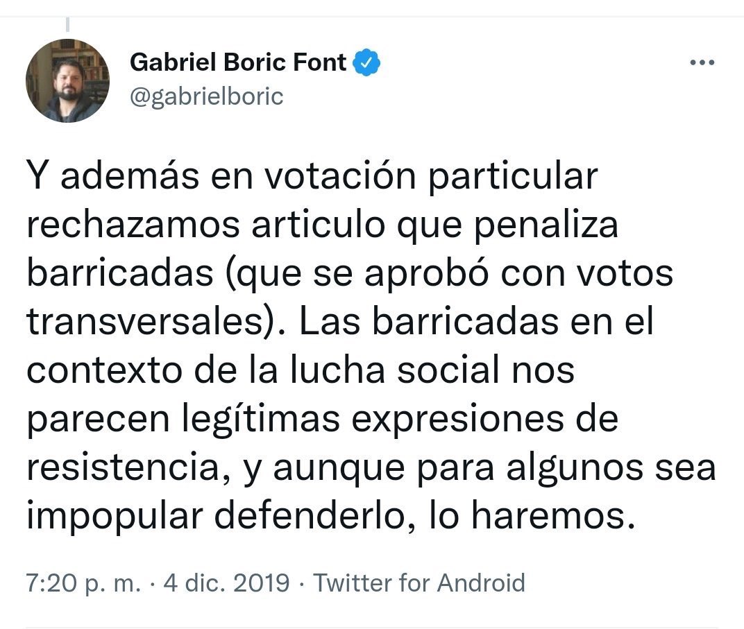Diego_Schalper's tweet photo. Ese es el auténtico @gabrielboric. Sin los lentes de intelectual progresista y el peinado engominado para parecer más moderado. Las barricadas como “legítimas expresiones de resistencia.” https://t.co/HCfdKt8Y7j