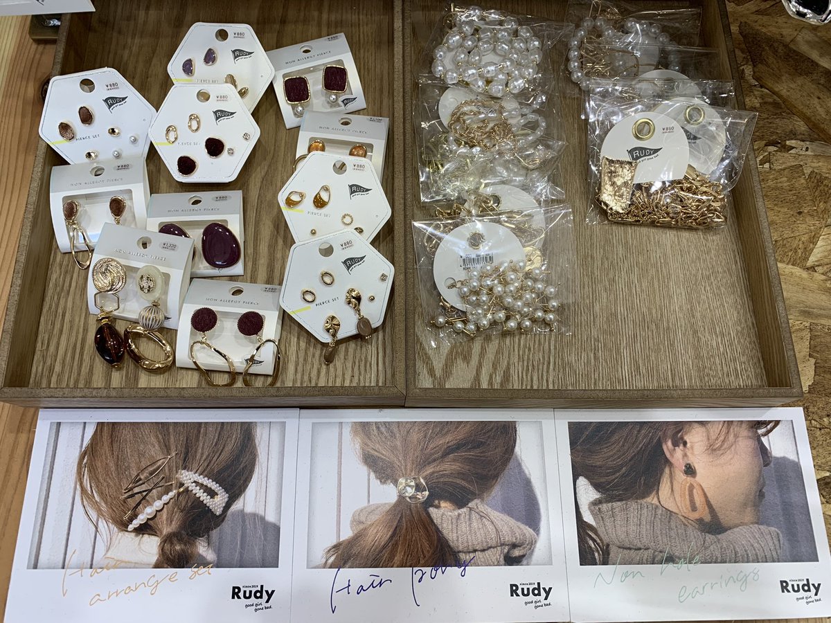 TSUTAYAkitajima's tweet photo. \\\\٩( 'ω' )و ////
北島店では、徳島 #ハンドメイド 作家様を始め、#アクセサリー 販売中です!
どれも素敵な一品(●´ω`●)
よろしくお願い申し上げますm(_ _)m
#dandelion_sae #stonemagic #Nakko #Rudy #委託販売 #TSUTAYA #北島 https://t.co/8gyBv5hH9s
