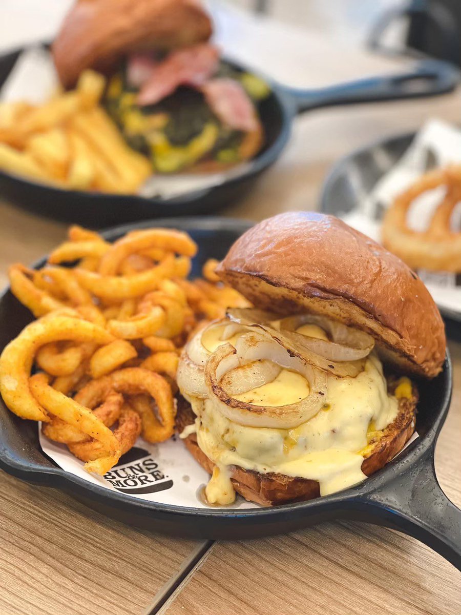 buns_more's tweet photo. Sensual ซอสชีสนัวๆ สูตรเด็ดของทางร้าน 🍔❤️ #bunsandmorebkk #burger #foodporn #foodstagram #อาหาร #อร่อยบอกต่อ #อร่อย #รีวิวอร่อยไปแดก #อร่อยมาก #แฮมเบอร์เกอร์ #starvingtime #paigingun #ginraidee #eatoutbkk #bonappertitbkk #aroii #aroibkk #aroihere #snapbeforeeat #paidonnnn #หิว https://t.co/MOzM2D9DYa