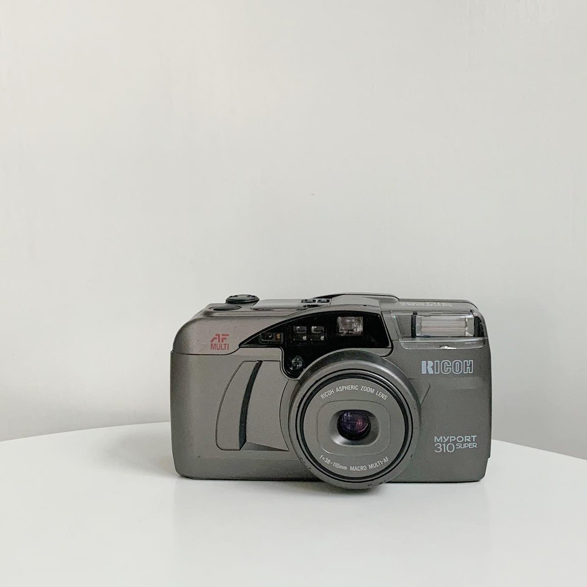kongfilmjapan's tweet photo. 👾Ricoh myport 310 super (1790฿)👾สีเทาเกร๋ๆ 

ต้องมีเเล้วป่ะ Auto เลนส์ซูมระยะ (ระยะดี)-ถ่ายบุคคลในที่แสงน้อย ถ่ายภาพต่อเนื่อง-Panorama-ตั้งเวลาถ่ายได้มีฟังชั่นบันทึกวันที่ลงบนแผ่นฟิล์มมีไฟช่วยโฟกัส เต็มระบบ เลนส์ใส โหมดเยอะมากคุ้มมมมม 

#กล้องฟิล์ม #กล้องฟิล์มมือสอง #film https://t.co/Iw68SCvDAy