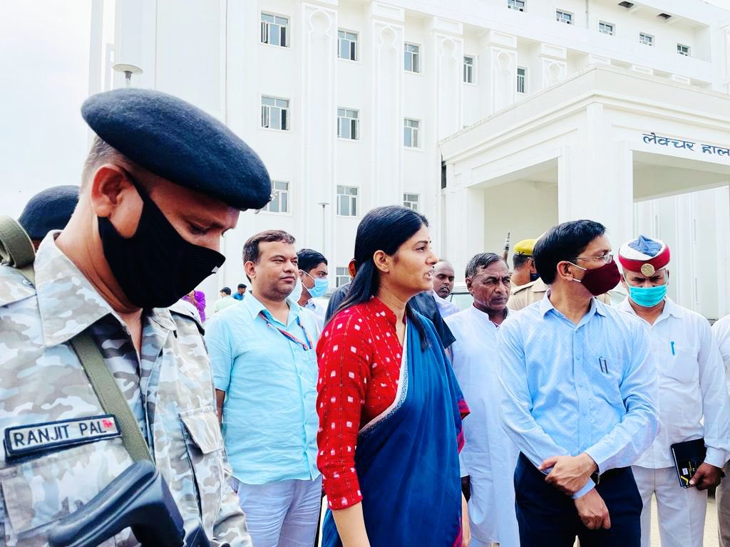 AnupriyaSPatel's tweet photo. आज @DM_MIRZAPUR के साथ #मेडिकल_कॉलेज, पिपराडाड, मिर्ज़ापुर का स्थलीय निरीक्षण करते हुए । https://t.co/NQeC2hKM6W