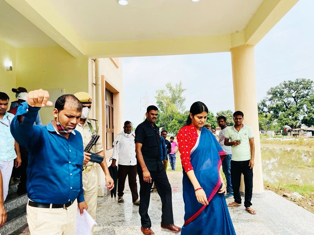 AnupriyaSPatel's tweet photo. आज @DM_MIRZAPUR के साथ #मेडिकल_कॉलेज, पिपराडाड, मिर्ज़ापुर का स्थलीय निरीक्षण करते हुए । https://t.co/NQeC2hKM6W