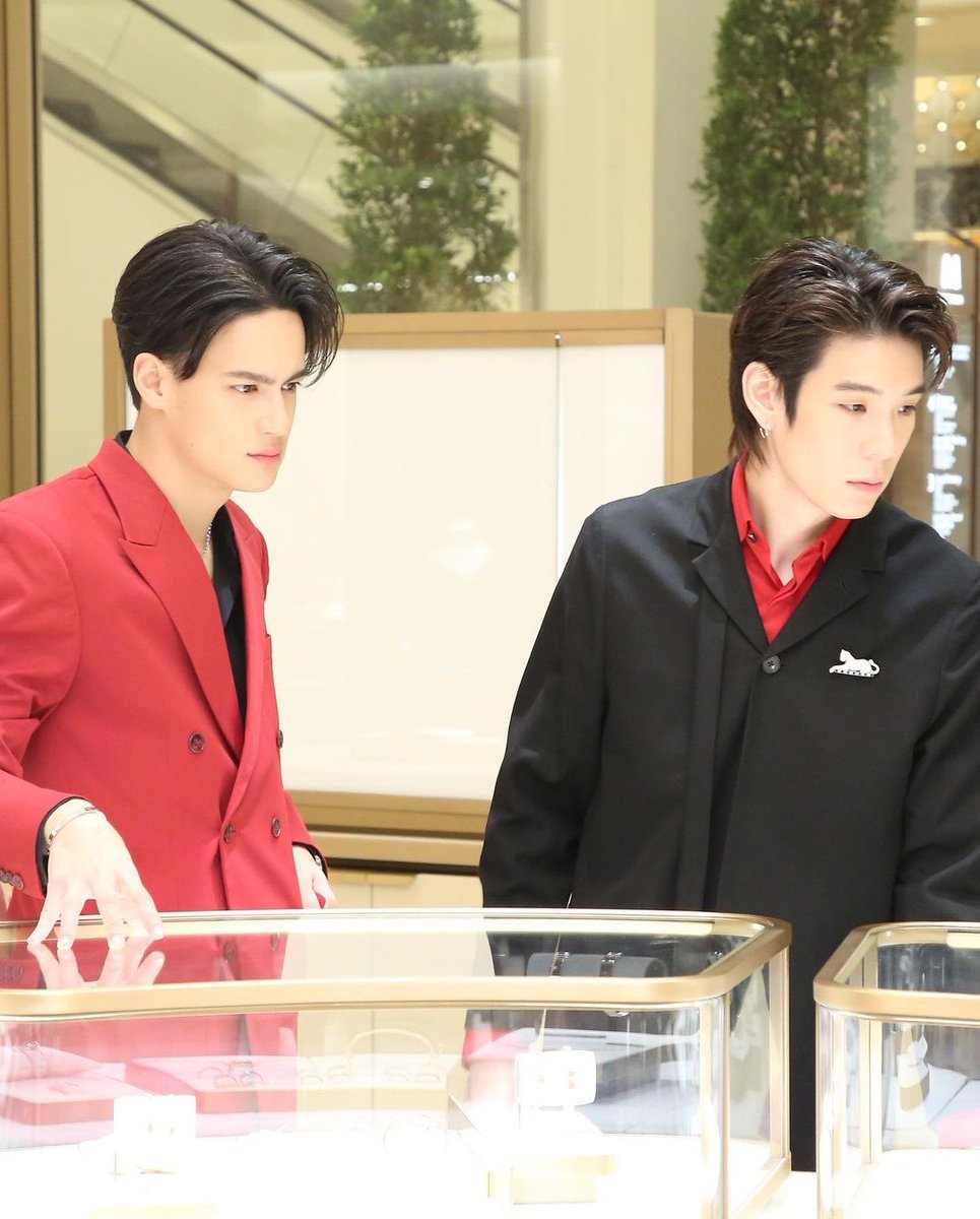 2 หนุ่มร่วมยินดีกับคาร์เทียร์ boutique flagship โฉมใหม่ ณ สยามพารากอน ที่มีไฮไลท์เด่นๆมากมายทำให้การช้อปปิ้งไม่น่าเบื่ออีกต่อไป💚🧡

📸 : icepariss
#JAYLERR #IcePariss 
#NadaoArtist
#Cartier #CartierThailand