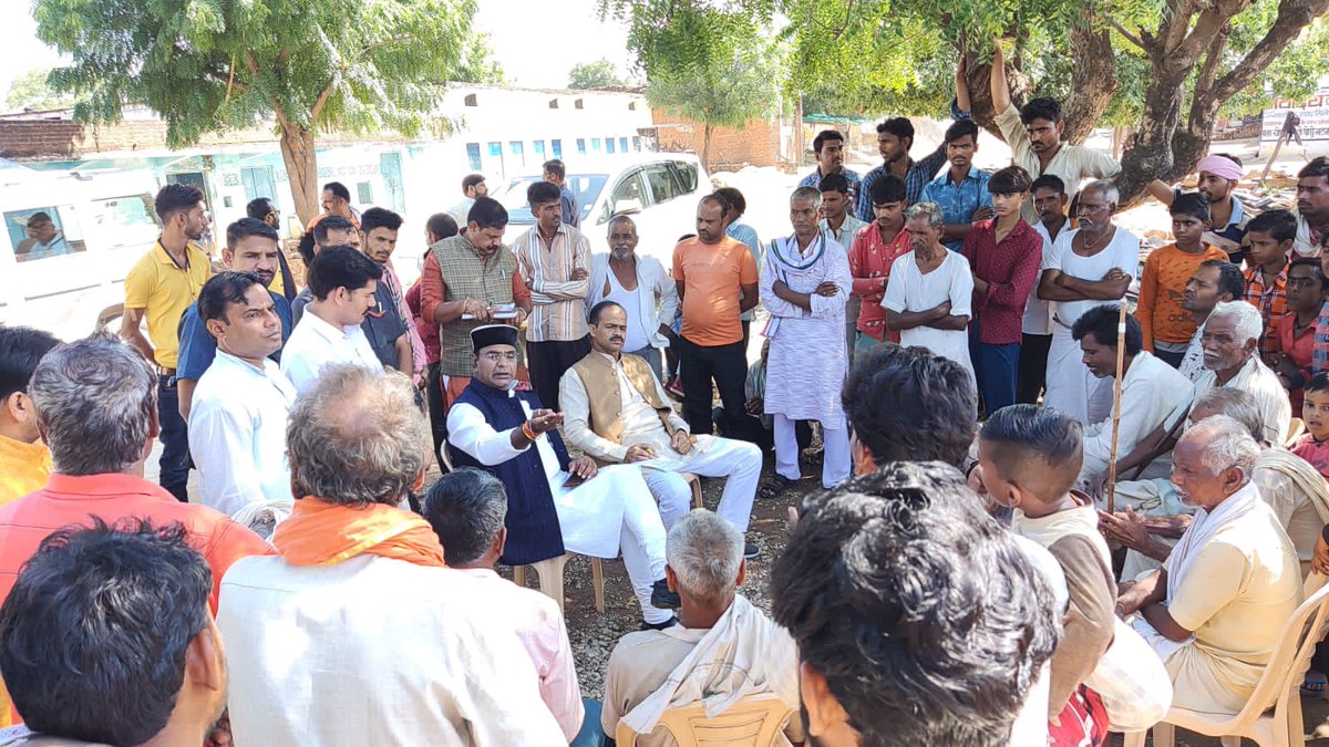 VishvasSarang's tweet photo. पृथ्वीपुर विधानसभा के अंतर्गत शिवराजपुर के हरिजन बस्ती में "जन चौपाल" के तहत आमजन से संपर्क कर भाजपा प्रत्याशी डॉ. शिशुपाल यादव जी के पक्ष में लोगों का समर्थन मांगा। इस दौरान आमजन का अपार समर्थन मिला। इस मौके पर ज़िला अध्यक्ष अमित नुना जी समेत कई कार्यकर्ता मौजूद रहे। https://t.co/QXg0lxB8Qa