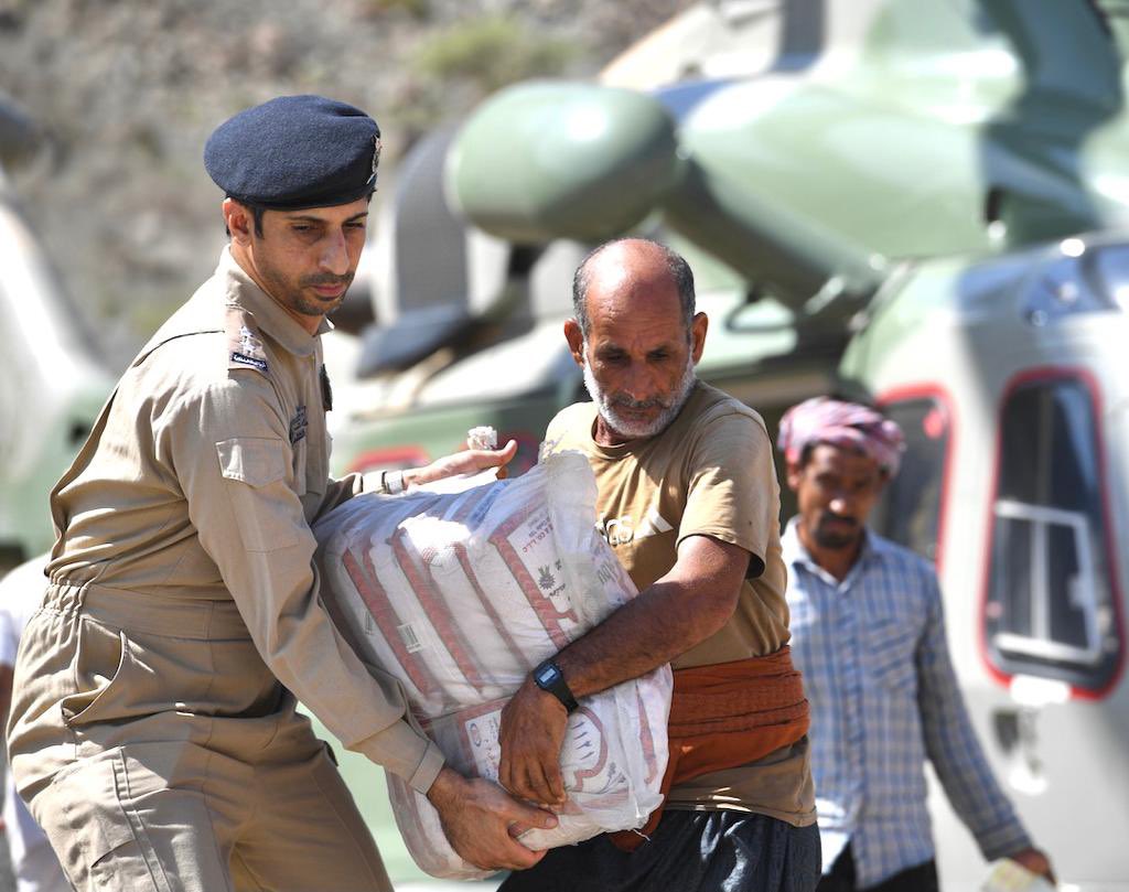 مهما كانَ الحِمْلُ ثقيلًا سنشُدُّ عَضُدَكم، فكونوا سالمين آمنين 
#شرطة_عمان_السلطانية
