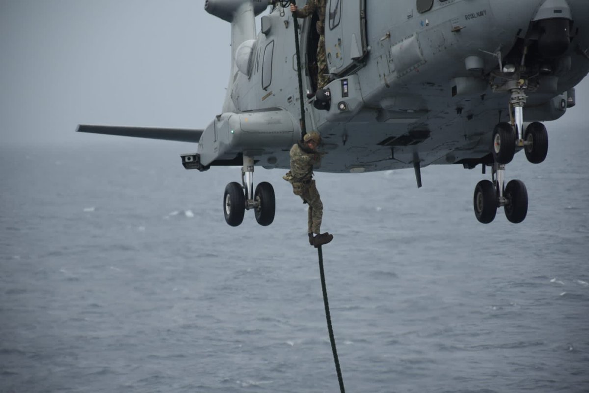 845NAS's tweet photo. 845’s B Flt on Op FORTIS work with @42_commando’s L Coy to complete Fast Rope training to @HMSDefender.
Fast roping allows personnel to expeditiously board smaller vessels and is utilised during operations in daylight and darkness. #FlyNavy @RoyalMarines @smrmoorhouse https://t.co/TpGpF5Wkep