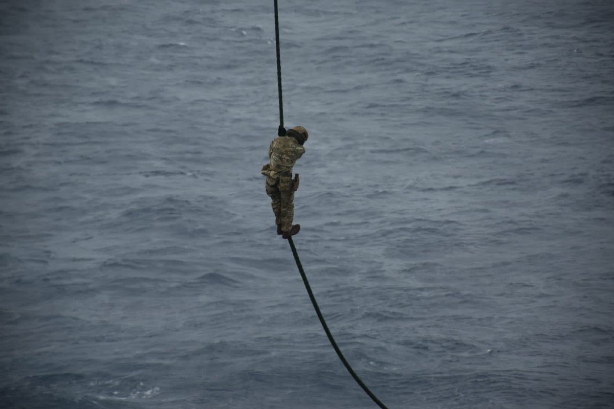845NAS's tweet photo. 845’s B Flt on Op FORTIS work with @42_commando’s L Coy to complete Fast Rope training to @HMSDefender.
Fast roping allows personnel to expeditiously board smaller vessels and is utilised during operations in daylight and darkness. #FlyNavy @RoyalMarines @smrmoorhouse https://t.co/TpGpF5Wkep
