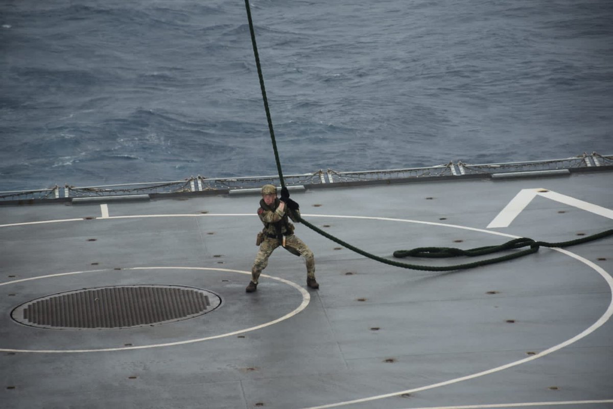 845NAS's tweet photo. 845’s B Flt on Op FORTIS work with @42_commando’s L Coy to complete Fast Rope training to @HMSDefender.
Fast roping allows personnel to expeditiously board smaller vessels and is utilised during operations in daylight and darkness. #FlyNavy @RoyalMarines @smrmoorhouse https://t.co/TpGpF5Wkep