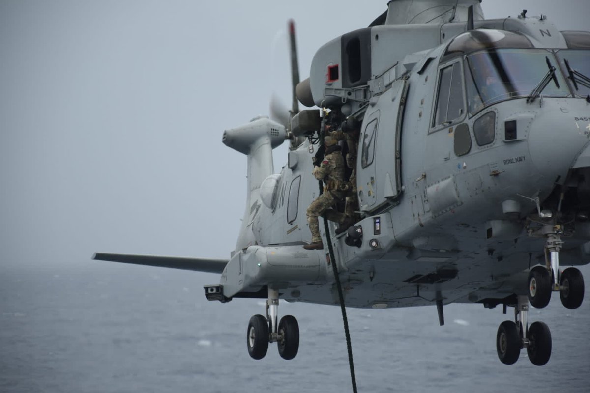 845NAS's tweet photo. 845’s B Flt on Op FORTIS work with @42_commando’s L Coy to complete Fast Rope training to @HMSDefender.
Fast roping allows personnel to expeditiously board smaller vessels and is utilised during operations in daylight and darkness. #FlyNavy @RoyalMarines @smrmoorhouse https://t.co/TpGpF5Wkep