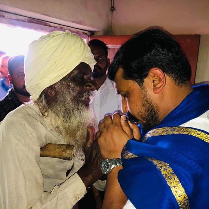 RoflGandhi_'s tweet photo. चंद्रशेखर राजनीति कर रहा है, बिल्कुल कर रहा है। लेकिन धर्मांधों की भीड़ को चीरकर लखबीर के पिता के साथ खड़े होने वाली राजनीति के लिये साहस चाहिये। कांग्रेस और आम आदमी पार्टी का कोई नुमाइंदा ये नहीं कर पायेगा पंजाब में। भाजपा की तो बात ही नहीं। 

#JusticeForLakhbirSingh https://t.co/4KWQNEJgjF