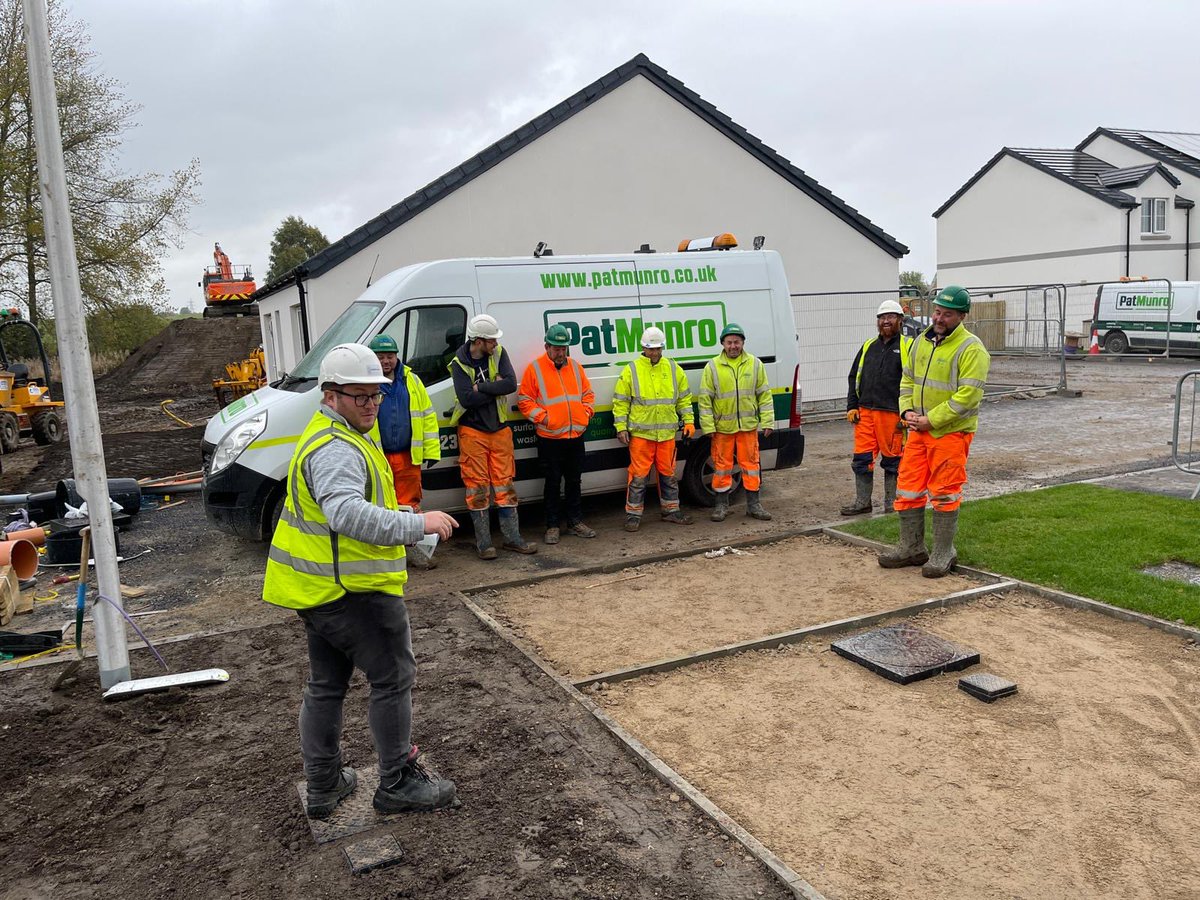 PatMunro1945's tweet photo. Slips and trips are the most common cause of injury at work. On average, they cause 40 per cent of all reported major injuries. Today our team talked about high risk work areas, identifying the hazards and the control measures to keep us all safe. #StopMakeAChange @CECA_Scotland https://t.co/mDvNkFhjm6