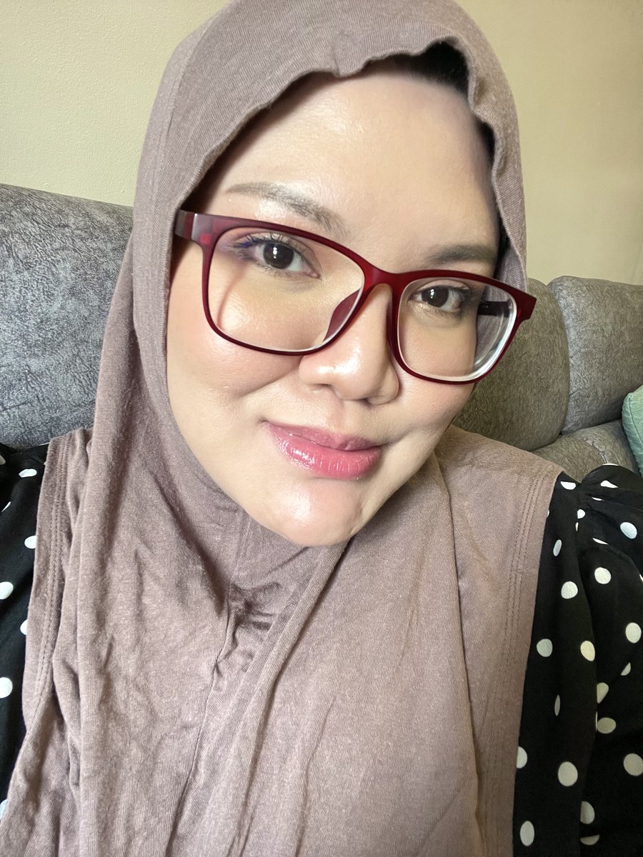 Rasa extra lawa pakai <a href="/bemineHQ/">BE MINE COSMETICS</a> glossy treatment ni. Tgk dalam tube mcm xde kaler sgt tp apply kt lips mcm ada color? Saya pun confuse 🤣