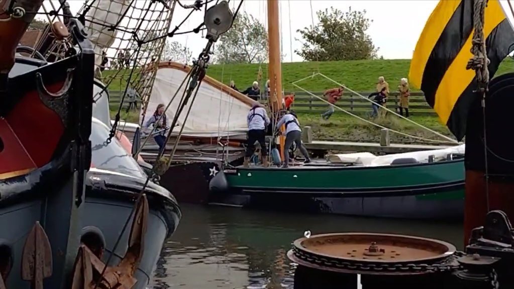 PaulvdVijver's tweet photo. #VarendErfgoed | Platbodems jagen vandaag door @HHRijnland’s boezem, tijdens traditionele ‘@Strontrace’💧Met mest van Workum naar Warmond en met bollen vice versa #ZonderMotor (4e📷 @petertjeburger) https://t.co/6JqA6ozGcg