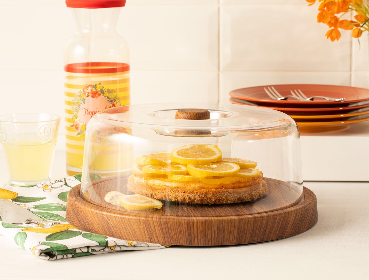 Renard Lacy Yuvarlak Kek Fanusu, taze pişmiş lezzetlerinizi şık bir şekilde saklamak için mükemmel bir çözüm sunar. Şeffaf kapağı, kekinizin taze kalmasını sağlarken, ahşap görünümlü taban ise sunumunuza doğal ve şık bir dokunuş ekler.