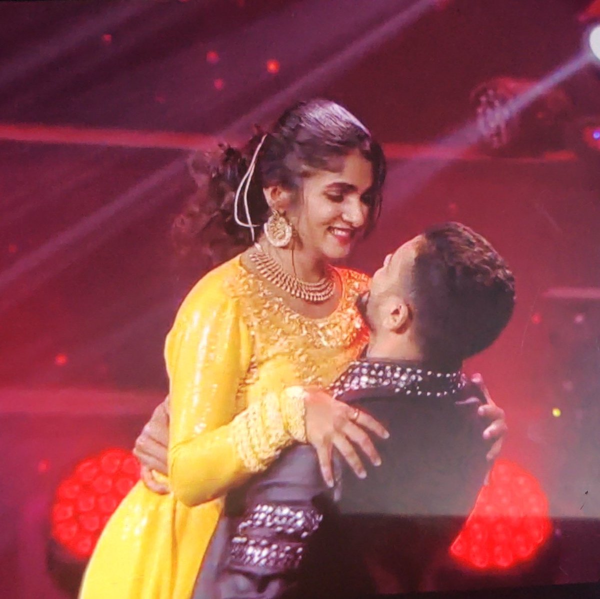 hita_mita_'s tweet photo. I wish I could freeze this moment,
right here,
right now and
live in it for ever...
-Suzanne Collins
Aptly sumsup this moment ... Frozen in time..
@aravindkp85
@divya_uruduga
#Aravind
#DivyaUruduga
#Araviya
#Anubandha https://t.co/V7xyH6auiS