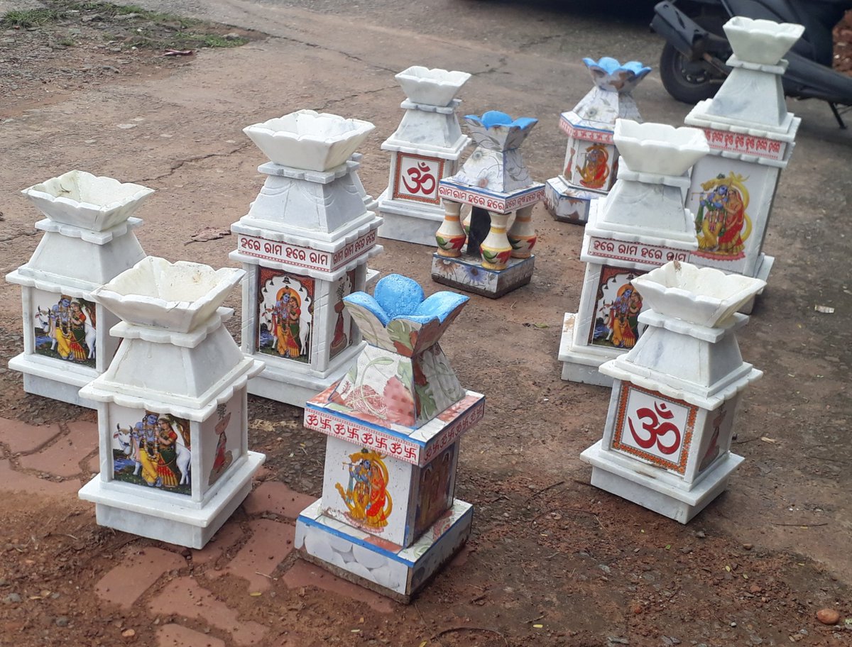 ParthaRout77's tweet photo. As tomorrow is #KumarPurnima (A festival of unmarried girl observed in full moon day), you can see beautiful #chaura in many roadsides of #Bhubaneswar. https://t.co/MOKaGSKKCf