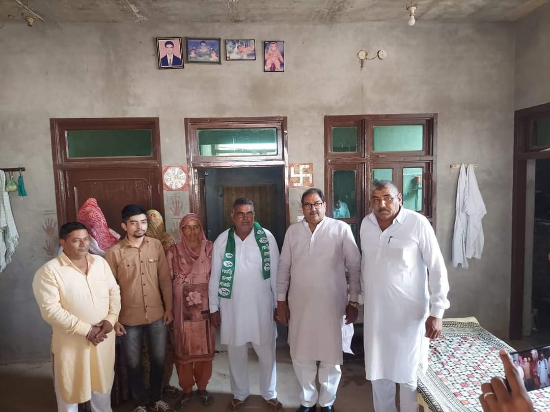 AbhaySChautala's tweet photo. #अरनियांवाली गांव से खोथ परिवार कांग्रेस को छोड़कर इनेलो में शामिल हुआ। आप सभी का लोकदल परिवार में स्वागत है और पार्टी में आप सभी को पूरा मान-सम्मान दिया जाएगा। https://t.co/5cGmpVaXTY