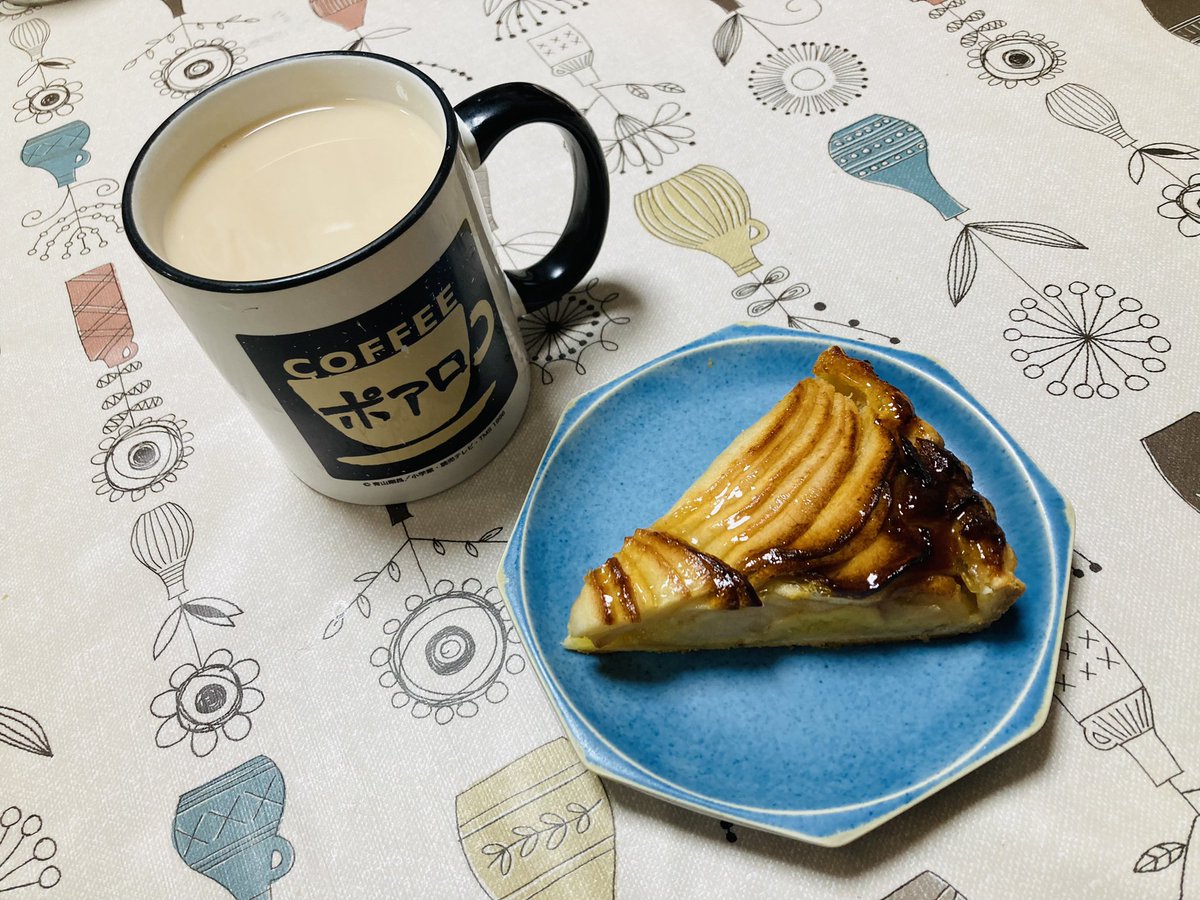 Atelier mintのお取り寄せセットが届いたので、アップルパイをおやつに食べたんだけど、美味しいバターでサクサクの生地と、酸っぱくて甘い苹果に舌が法悦の嵐に見舞われた…おいじぃ…スコーンは明日のお昼に持ってくからさでに幸せ…😭💖 