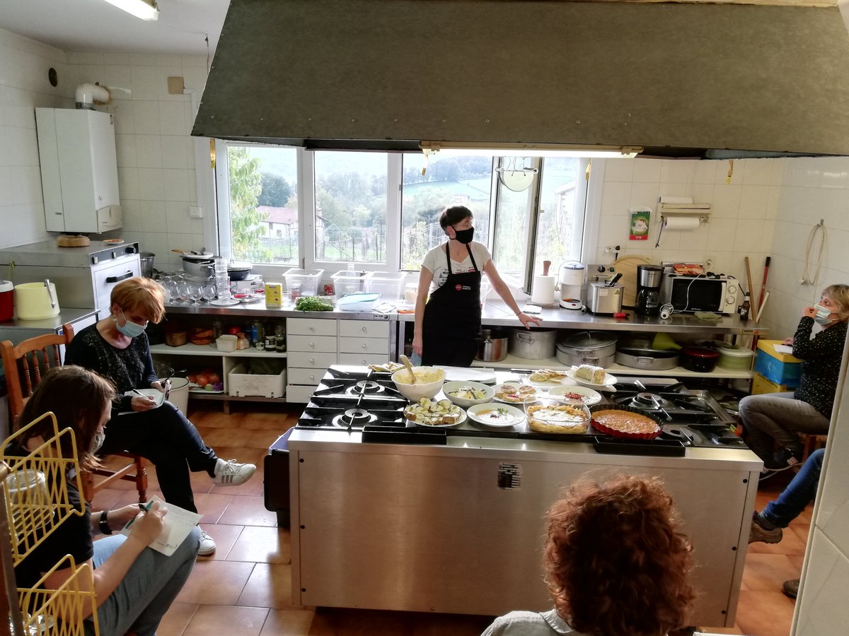 zerjanhalakobaz's tweet photo. Ayer se organizó en la sociedad de lekaroz el curso "cocinar con restos", que está incluido dentro del plan de acción del Ayuntamiento de Baztan contra la pérdida alimentaria y el desperdicio alimentario. Belén nos enseñó a aprovechar restos de alubias, coliflor y patata, berza.. https://t.co/1qX3Pvmlw9