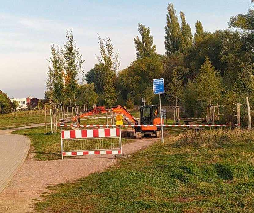 queichland's tweet photo. Nach langer Planungsphase sind endlich die Bauarbeiten für unser großes #Sonnensegel gestartet. Es entsteht ein schattiges Plätzchen, damit das blaue Klassenzimmer und der dazugehörige #Wasserspielplatz auch in heißen Sommern in vollen Zügen genossen werden kann. #queichland https://t.co/OEPcw5fp0X