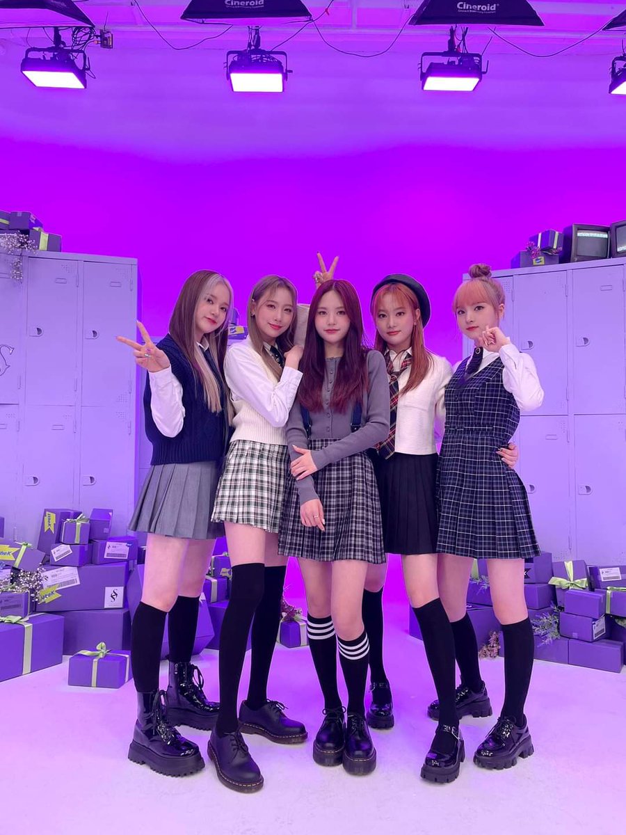 hotissue_cr's tweet photo. ↑#TWITTER ↓210915 #HOTISSUE

Detrás de escena del círculo musical de HOT ISSUE💜
Si tuviera que calificar el mashup de todo el círculo musical, serían 95 puntos... no hay imperfecciones😌

#ICONS #핫이슈 #HOT_ISSUE #S2 #HOT_ISSUE_CostaRica https://t.co/5r2t220h1m