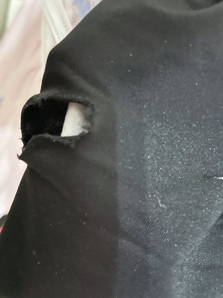 衣服撑坏了，撕了一下破的更大了，草 https://t.co/lPBDWzdJNS
