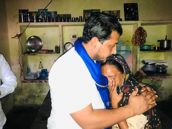 Profdilipmandal's tweet photo. अगर यह राजनीति है तो राष्ट्र को ऐसी राजनीति की ज़रूरत है। सभी करें। किसने रोका है?  #Shared_Sorrow #दर्द_का_रिश्ता #CBI_enquiry_for_LakhbirSingh https://t.co/YdWfI0tLR7