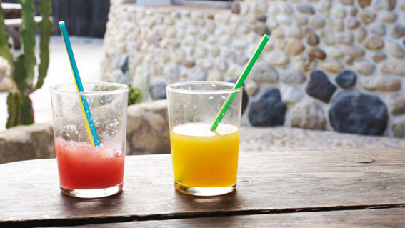 idibell_cat's tweet photo. El mateix grup de recerca ha analitzat el paper de les begudes esucrades.

🧃Tant les begudes amb sucres afegits com els sucs de fruita naturals, incrementen el risc de patir càncer de mama.

 ➡️https://t.co/uBIn6Hznfv https://t.co/RK4HgYxOk7
