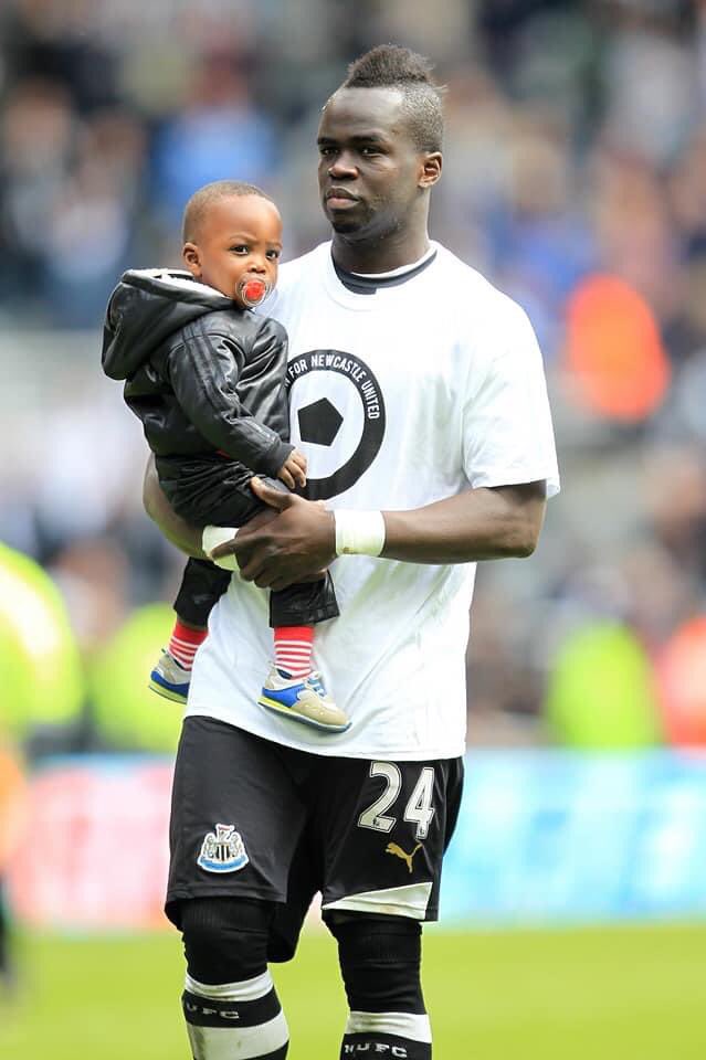 TheSportsman's tweet photo. ⚪️⚫️ Cheick Tioté’s son pointing at his dad’s name at St James’ Park.

A special moment - and a player fondly remembered by the Geordies. https://t.co/JeuuQiWMek