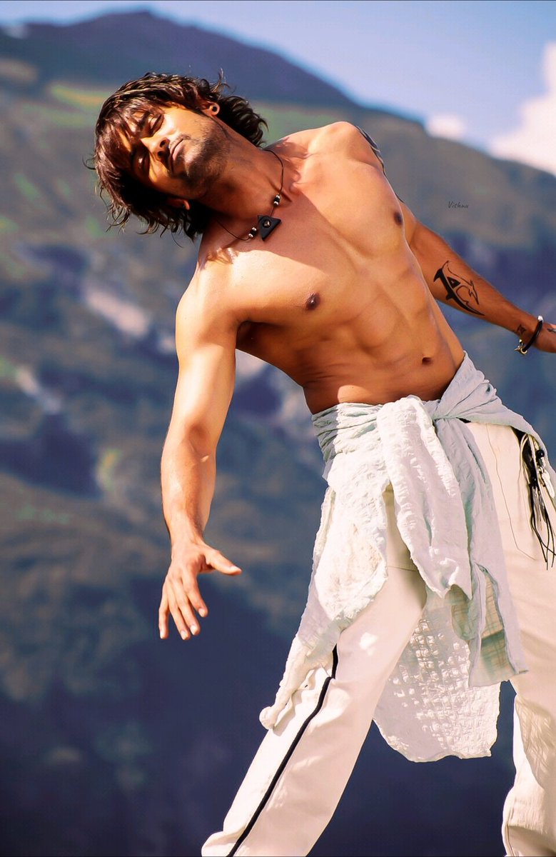 Vishnu__1's tweet photo. Suriya!! @Suriya_offl❤️
#Suriya
#maattrraan https://t.co/1XXLSJH6gu