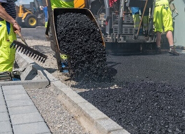 кладут асфальт. каждый метр асфальта. каждый метр асфальта. ремонтный резина для асфальта. холодный асфальт [мешок 25 кг].