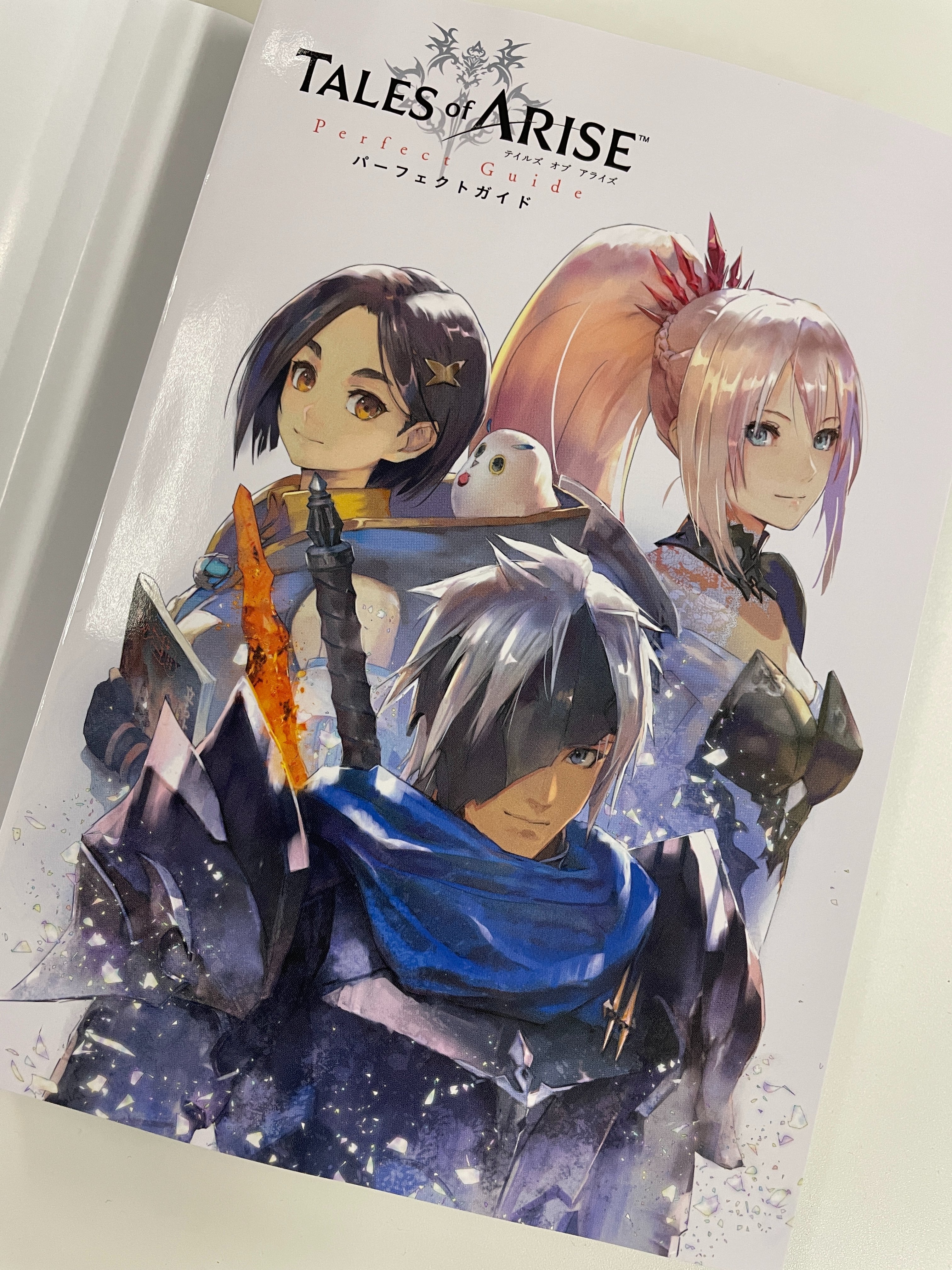 公式 ファミ通と電撃の攻略本 10月28日発売 テイルズ オブ アライズ パーフェクトガイド 編集部に見本誌が到着です シックな黒のカバーに仕上がりました 表紙にはアルフェン シオン リンウェルの3人 テイルズ オブ シリーズ最新作の 完全
