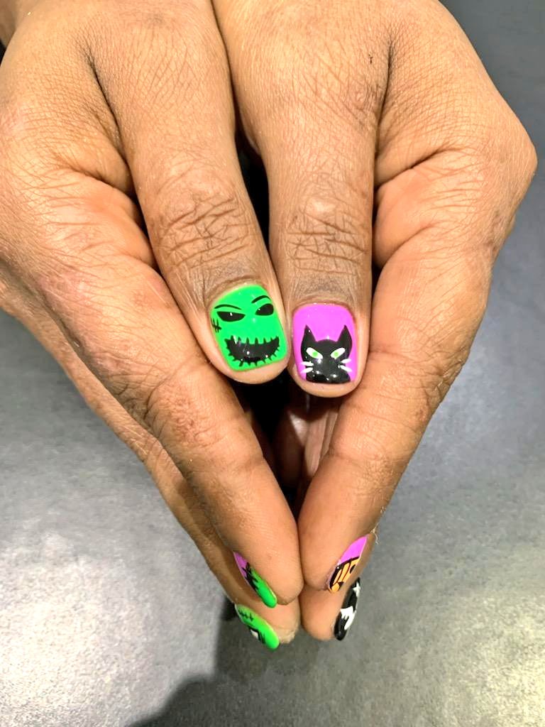 Chynadoll7645's tweet photo. Love my nail tech! All designs are done freestyle on super short natural nails!! Now that takes some talent!! #halloweenready #halloweennails https://t.co/c2oZQi7kk9