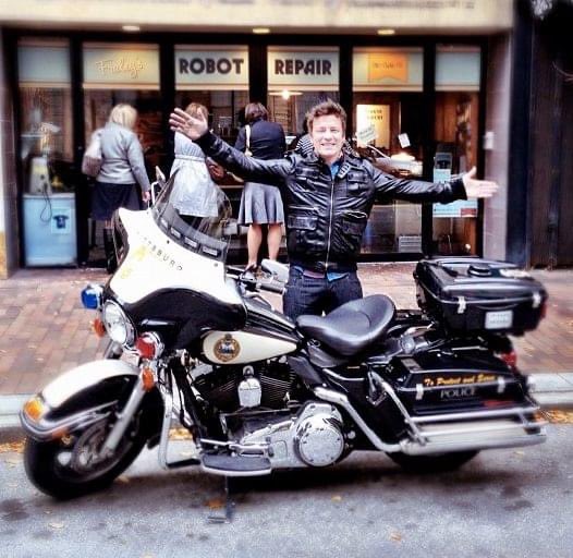 tobyfraley's tweet image. Nine years ago today @jamieoliver was caught between a motorcycle and my downtown Robot Repair art installation. Feels like 29 years ago. #Pittsburgh #robotrepair