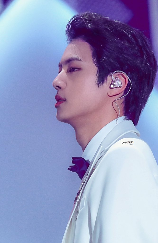 together_jin's tweet photo. 2019 징글볼 석지니🤴🏻
진쨔아 어마어마했지이 ₍ᐢ •̥ ࿁ ก ᐢ₎
#방탄소년단진 #BTSJIN @BTS_twt https://t.co/rhKTZx3TuN
