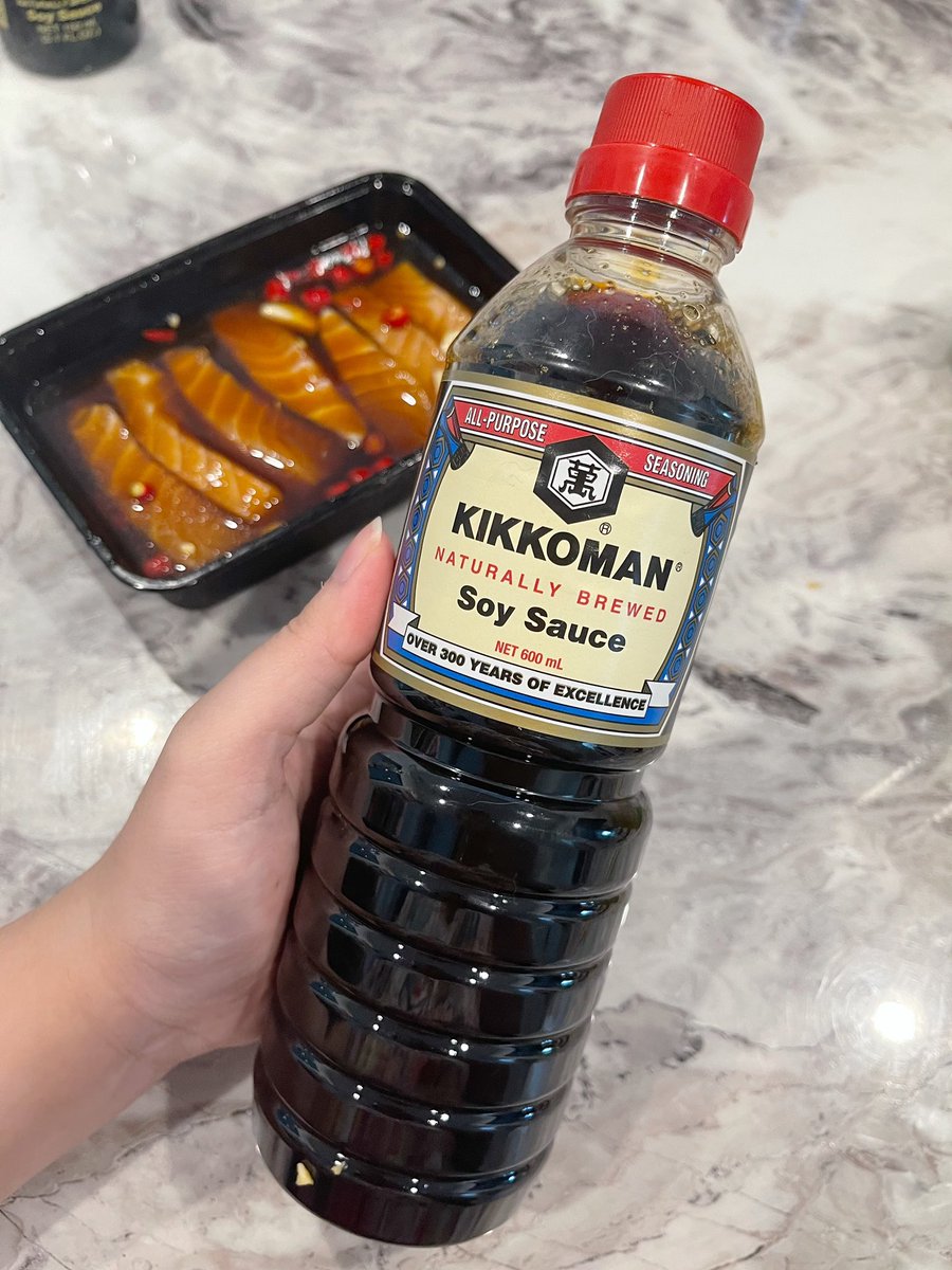 Gopgapreview's tweet photo. ใครสายคีโต อยากกินแซลมอนดองแต่กลัวหลุด ใช้ซอสของ KIKOMAN ฉลากน้ำเงินเลยจ้า ไม่มีน้ำตาล ตั้งไฟ ผสมน้ำเปล่าใส่น้ำตาลหล่อฮังก๋วยนิดนึง อร่อยแบบแสงออกปาก เหมือนสั่งกิน แต่ทำเอง ฮือ https://t.co/TvuedeEn0R