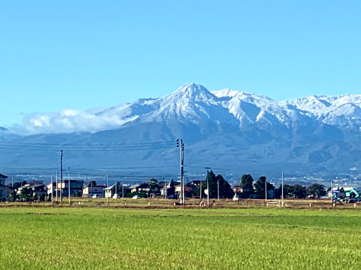 peace1home's tweet photo. お疲れ様です☺️
昨日はかなり冷え込み妙高山もきれいに雪化粧しましたね🏔
私のスマホではあまりきれいに撮れませんでしたが…😅
みなさん風邪を引かないように暖かくしてくださいね😊 https://t.co/wx4PMGKW3R