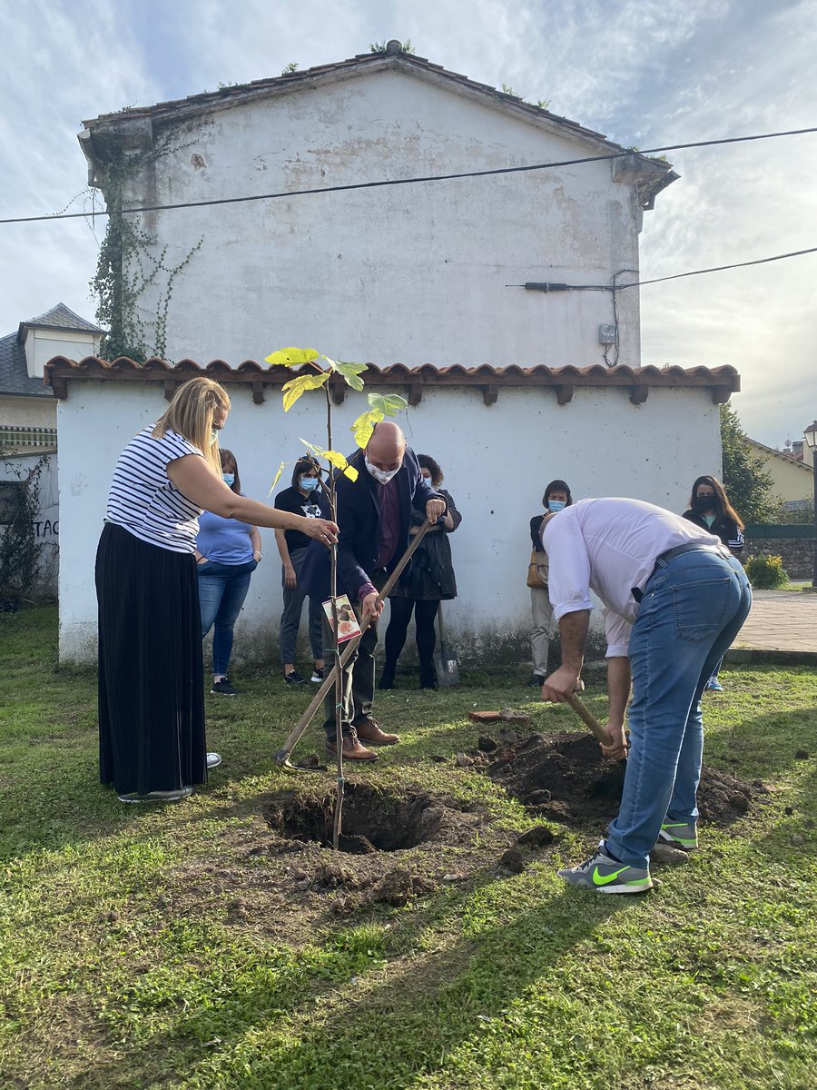 ROSAURAGM's tweet photo. Ayer hemos reconocido la labor durante la pandemia #COVID19 de las auxiliares @Clece_ de SAD de @altamiravalles en un acto muy emotivo. Gracias a Raquel Rodríguez (presidenta), Agustín Molleda, Lorena Cueto y corporación @AytoCartes y a Angel Rodriguez @aytosantillana https://t.co/6SBh1dhT4H