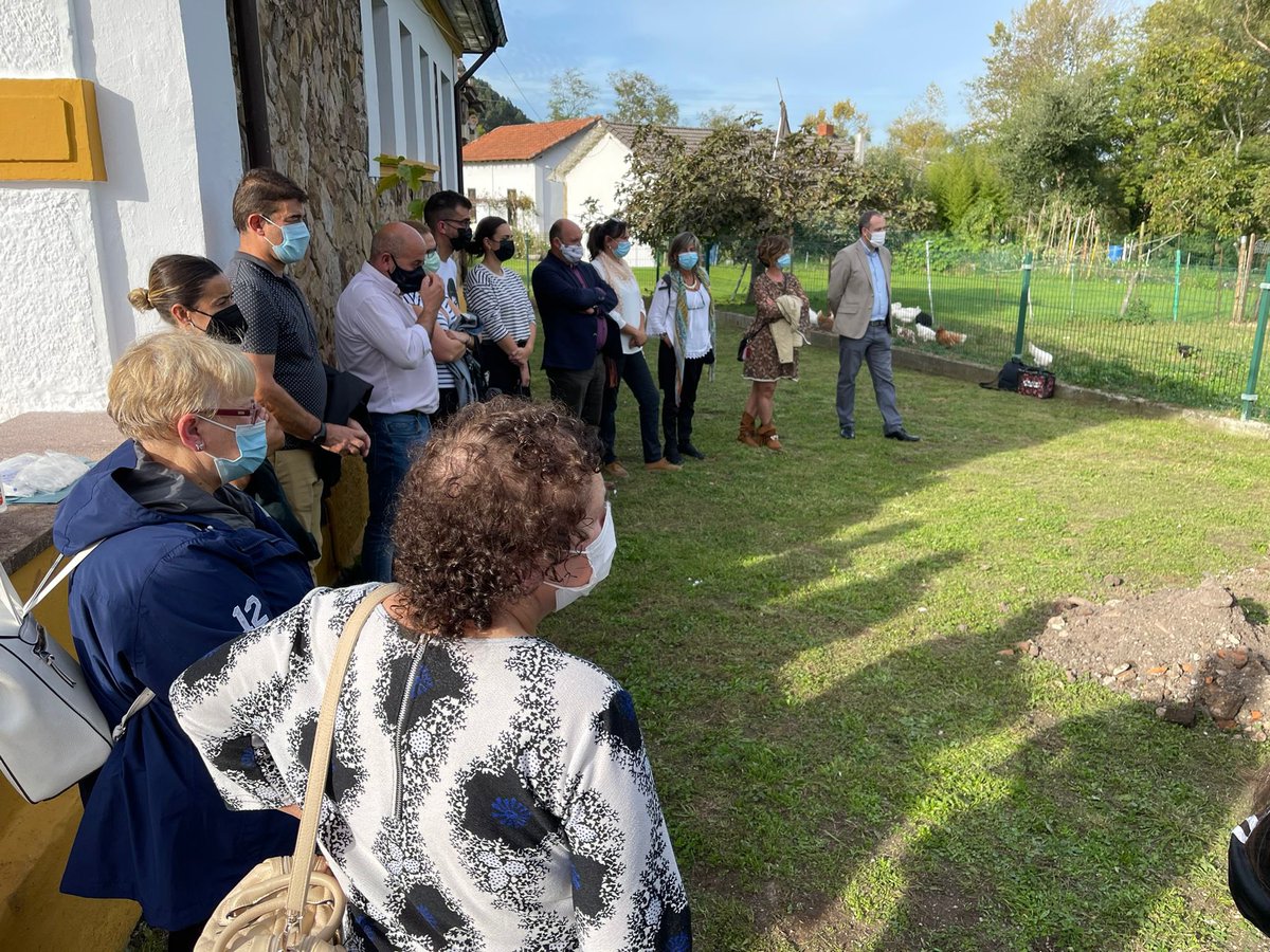 ROSAURAGM's tweet photo. Ayer hemos reconocido la labor durante la pandemia #COVID19 de las auxiliares @Clece_ de SAD de @altamiravalles en un acto muy emotivo. Gracias a Raquel Rodríguez (presidenta), Agustín Molleda, Lorena Cueto y corporación @AytoCartes y a Angel Rodriguez @aytosantillana https://t.co/6SBh1dhT4H