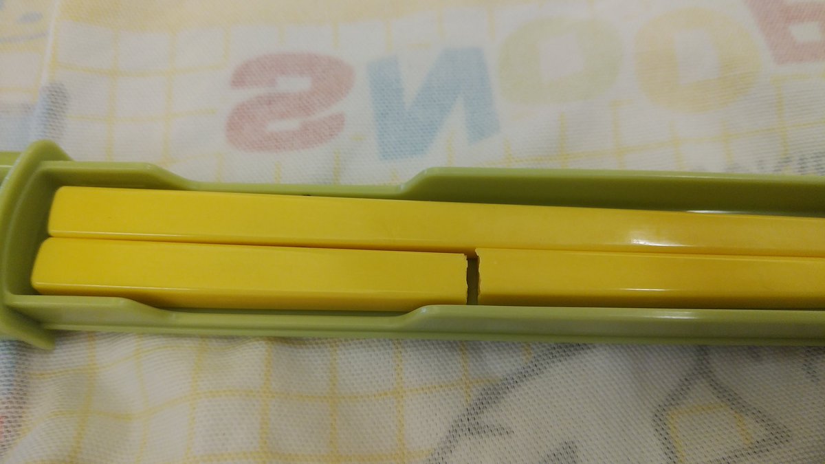 mayoiyuko's tweet photo. 弁当のハンバーグを割って食べようとしたら箸のが割れてしまった。
幸い、忘れた時用に割り箸持ってたから事無きを得たけども… https://t.co/RbfNVEZHB6