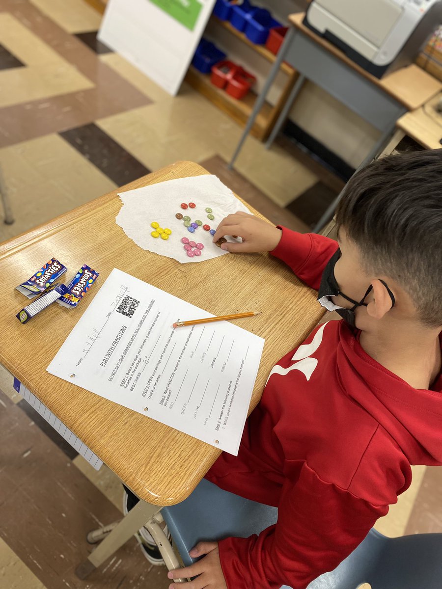 Monday Math Fun! Sorting Smarties by colour to figure out fractions and parts of a whole.#Mathisfun #handsonmath <a href="/GoreHill_PS/">Gore Hill PS</a> <a href="/MathletePearce/">Kyle Pearce</a> <a href="/gecdsbpro/">GECDSB PR</a>