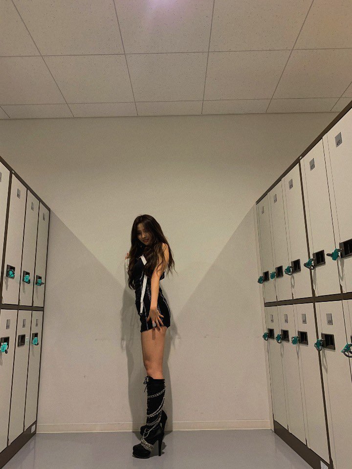 BERRIESPAITWT's tweet photo. Luego, les pedí a las chicas que me tomarán unas fotos bc I look kinda perrty y más if the #FirstInvasion llegó y hablo del #InfiniteStreamParty ¿mi fav? fue muy difícil escoger pero me decidí por #TeamWings y que les digo de los regalos no dejaba de gritar, gracias reyes 🛐💜 https://t.co/FUkHnoMtqV