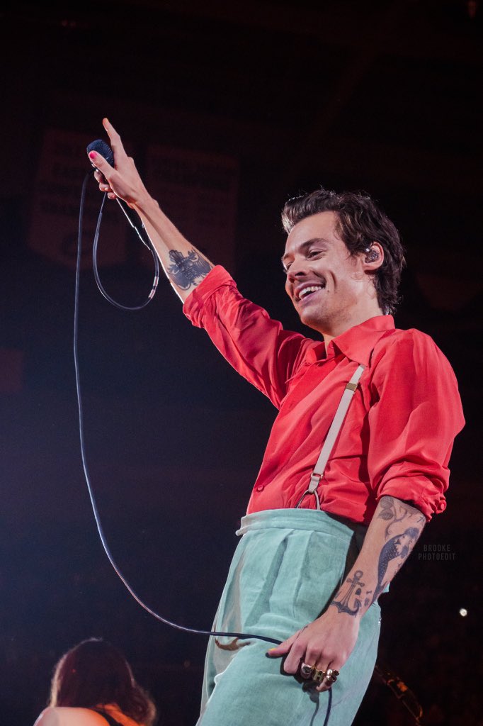 hsdaily's tweet photo. Harry performing onstage in Cleveland tonight - October 18 

📸 brookephotoedit https://t.co/A2cpPyCboy