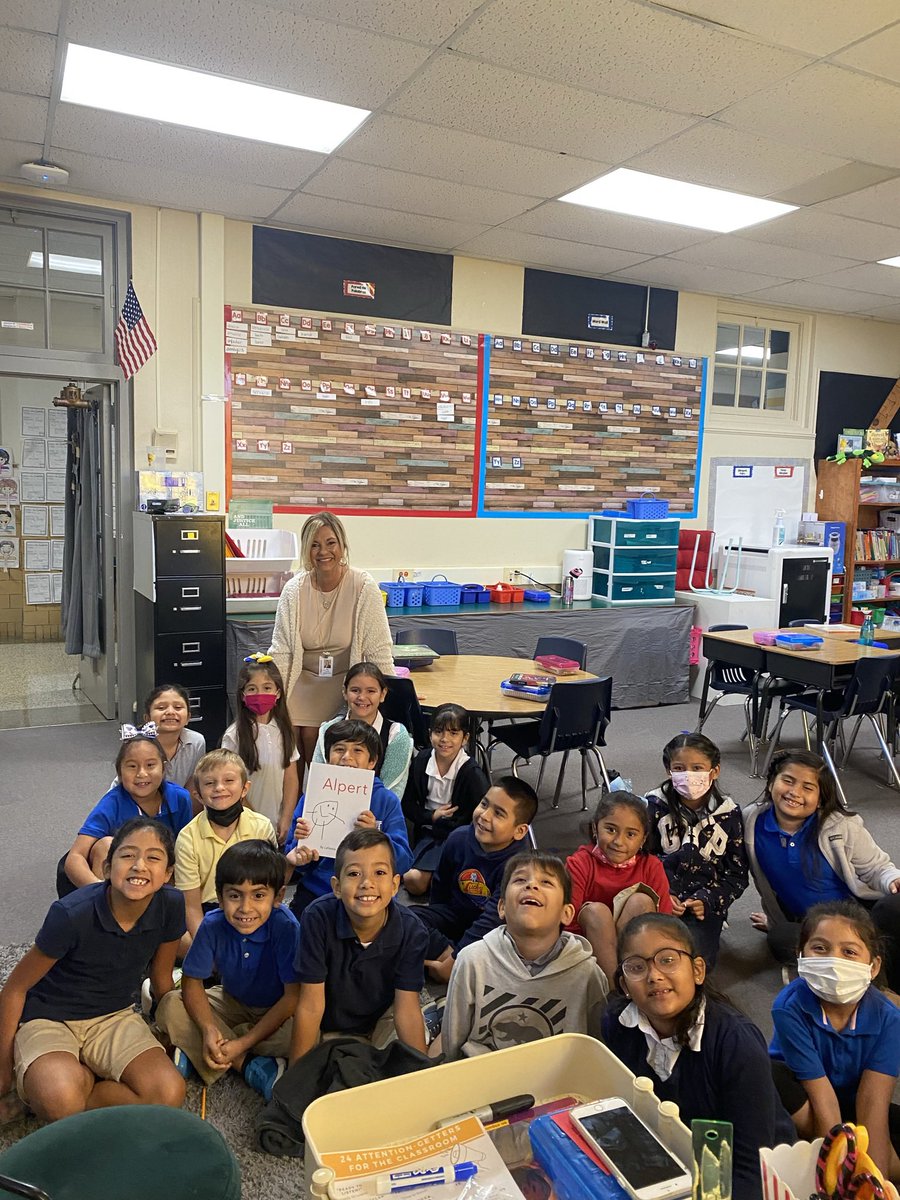 kimmieholcomb's tweet photo. Most definitely my favorite thing to do! Reading one of my favorite books to kinder, 1st, & 2nd graders and teaching them about the setting of story! Loved sharing it with my former student teacher’s class too 💙💛@PutmanBrittany
#alpert #readingisfun @dallashorne https://t.co/o7I69WeBVR