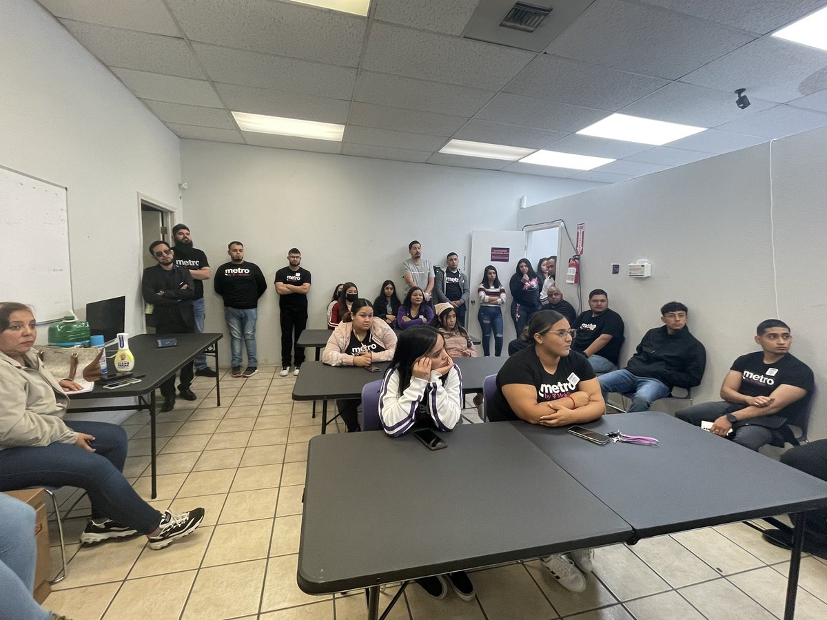 UsaCellular's tweet image. Early training in El Paso! Cellular USA team with corporate team visit :) @eric_prieto_ @tripanuj @Ali_Mehdi4 @NRobles23