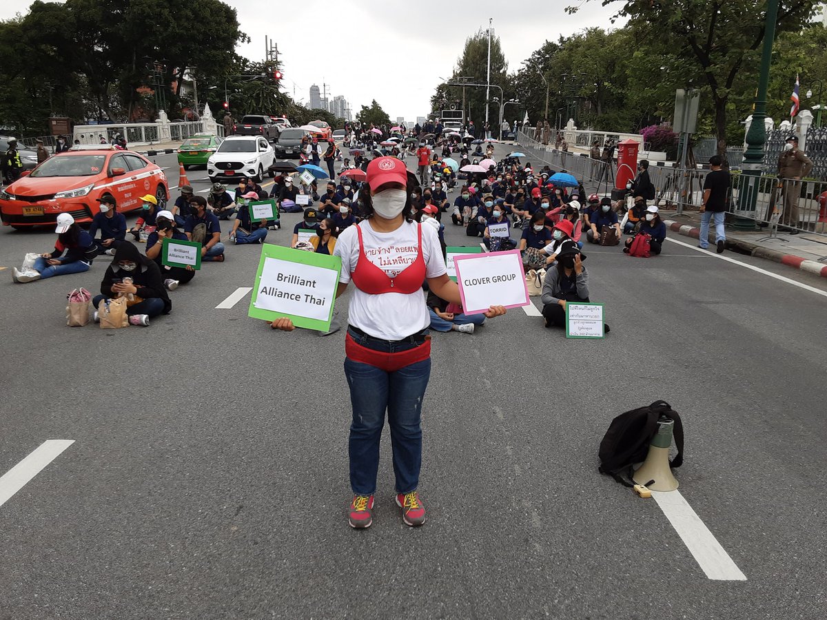 LNPR_2020's tweet photo. 10.15น. ทางสหภาพไทรอัมพ์ส่งตัวแทนในการเจรจาเพื่อทวงถามความคืบหน้าเกี่ยวกับประเด็นการเรียกร้องในวันนี้ #ม็อบ19ตุลา64 https://t.co/VR0HmnvIhm