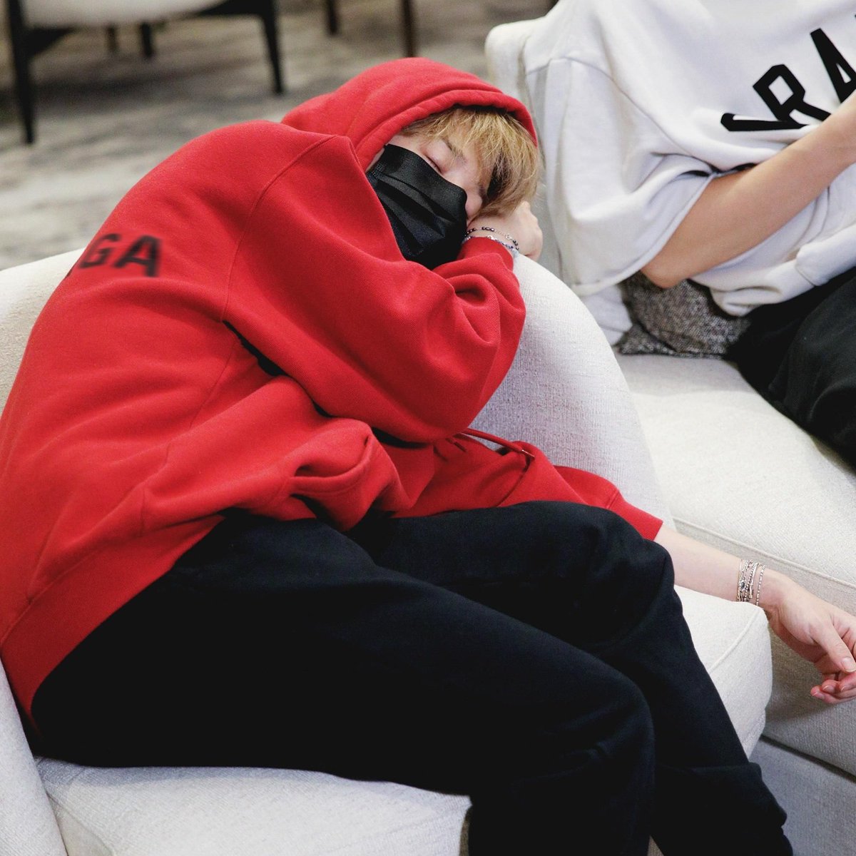 BangtanMab's tweet photo. "Se ele não tem maquiagem, parece jovem e fofo. Se tem maquiagem parece sexy."
- Jungkook https://t.co/ImcGMYyiAM