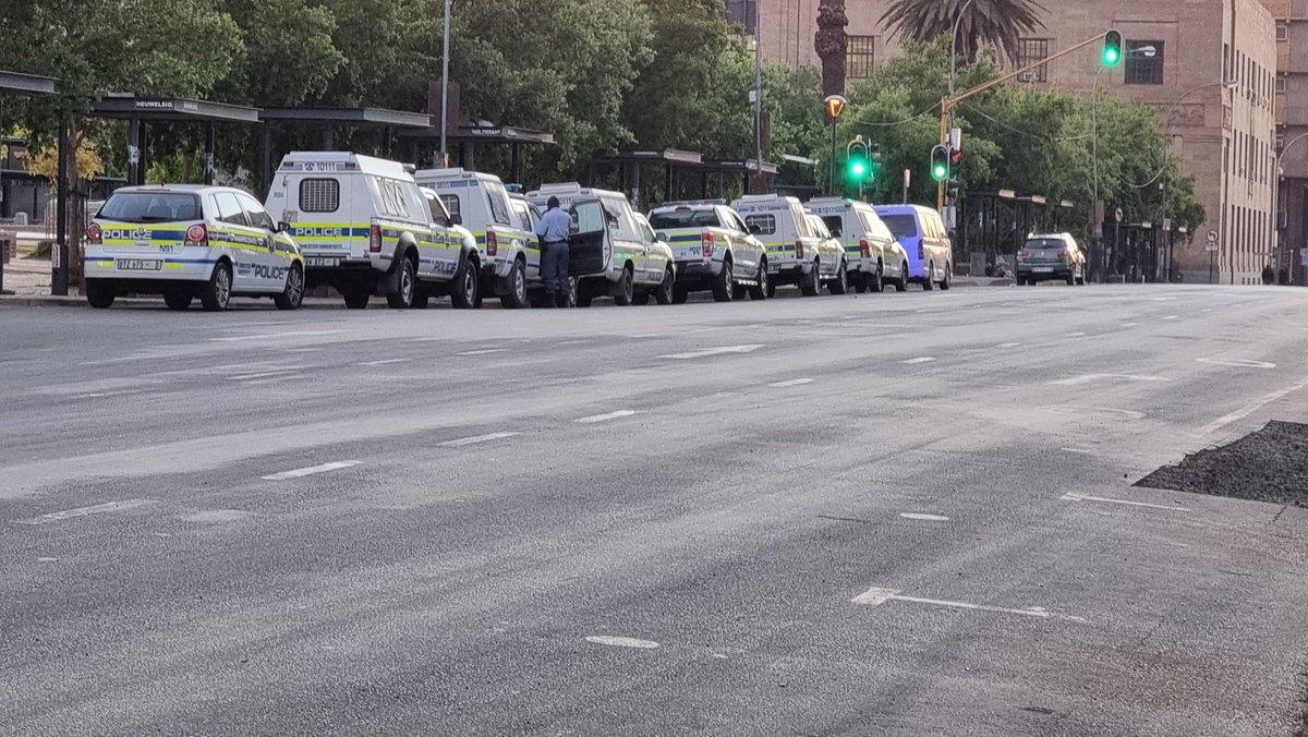 The Bloemfontein High Court is cordoned off with barbed wire ahead of the 255-million rand asbestos pre-trial hearing. Roads at the precinct of the court are closed. There is also heavy police outside the court.#sabcnews #sabcfs https://t.co/CpKEisUSYz