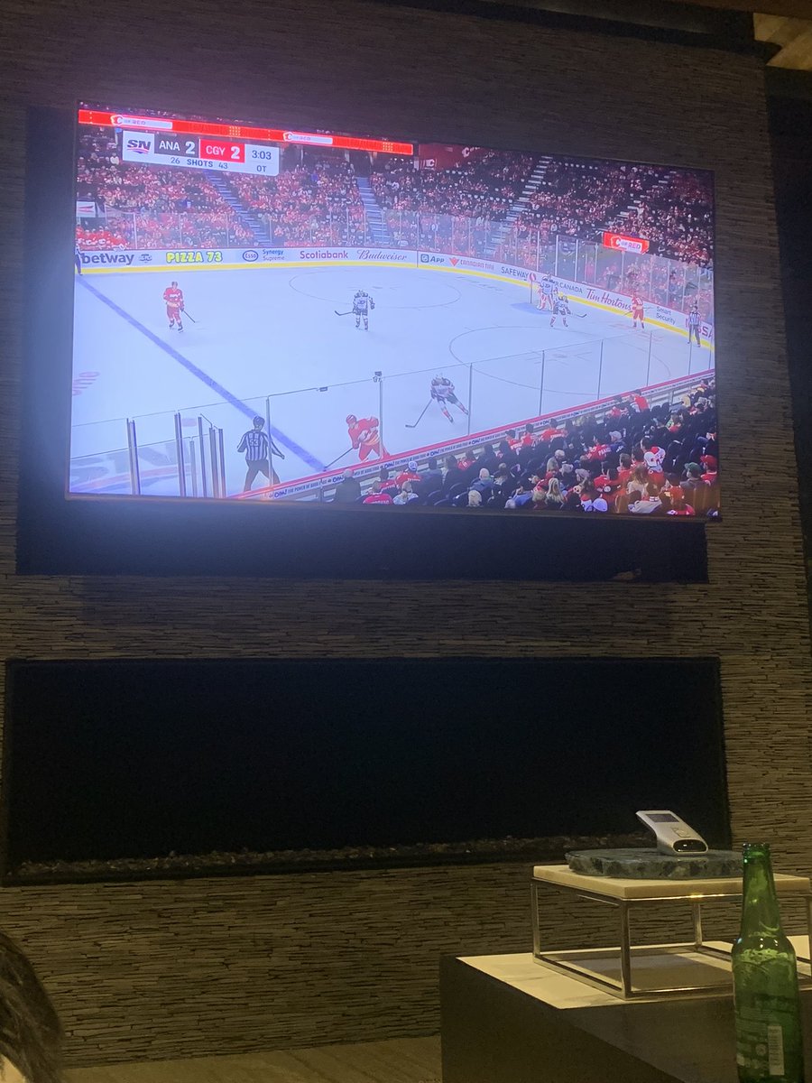 jessybuhi's tweet photo. La vida al lado de @gerardolarag implica intentar entenderle al hockey y si realmente el salario que les pagan vale la pena por todos los dientes que pierden. https://t.co/TebpdlGEIA
